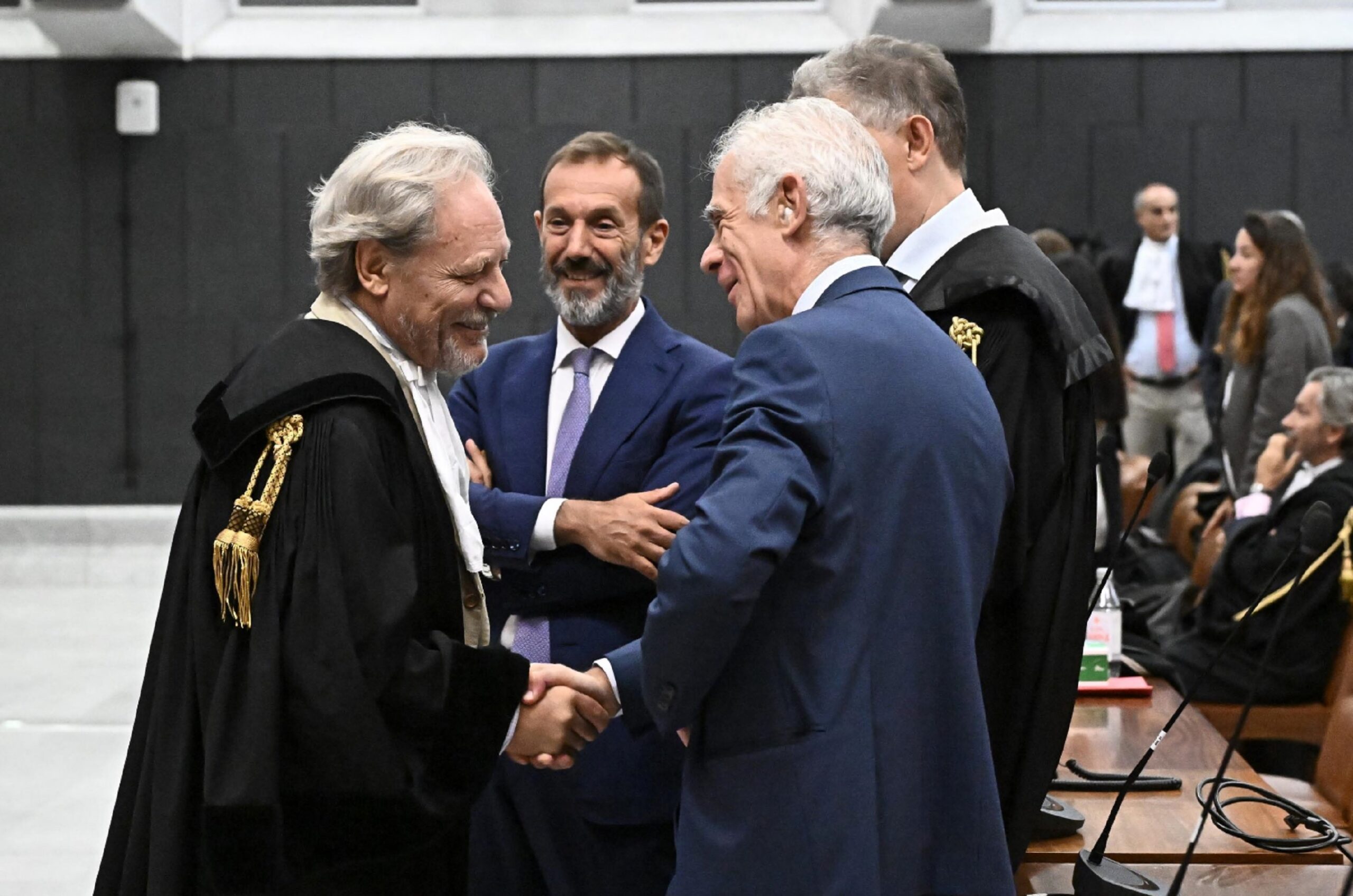 Aula di tribunale durante pronunciamento sentenza, imputati e avvocati, pubblico in attesa del verdetto, immagine di approfondimento