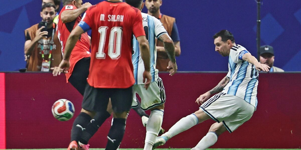 https://assets.gazzettadelsud.it/2026/07/Lionel-Messi-of-Argentina-R-scores-the-2-2-equalizing-goal-during-the-FIFA-World-Cup-2026-Round-of-16-match-Argentina-against-Egypt-in-Atlanta-1200x600.jpg