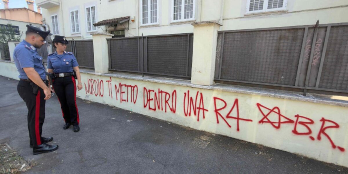 https://assets.gazzettadelsud.it/2026/07/Nordio-ti-metto-dentro-una-R4-con-accanto-una-stella-a-cinque-punte-e-la-sigla-Br.-E-la-scritta-apparsa-in-via-Portuense-a-Roma-allaltezza-del-civico-473-non-lontano-dalla-caserma-dei-carabinieri-1200x600.jpg