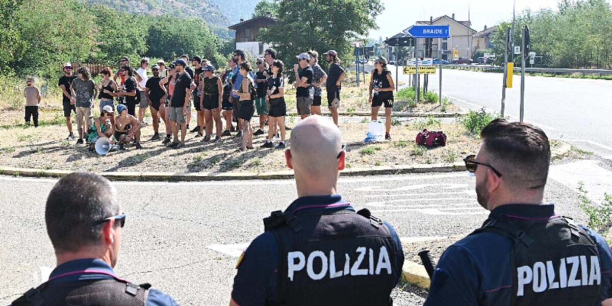 https://assets.gazzettadelsud.it/2026/07/Ordinaza-di-divieto-di-campeggio-nelle-vicinanze-del-canteire-TAV-di-San-Giuliano-susa-Torino-1200x600.jpg