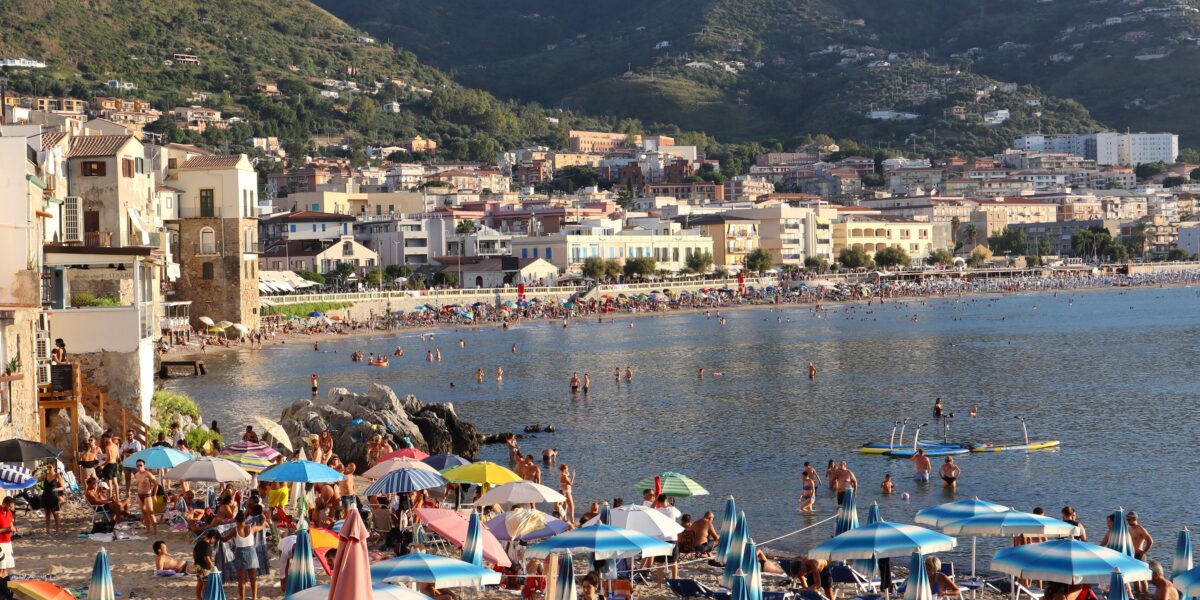 https://assets.gazzettadelsud.it/2026/07/Spiaggia-di-Cefalu-1200x600.jpg