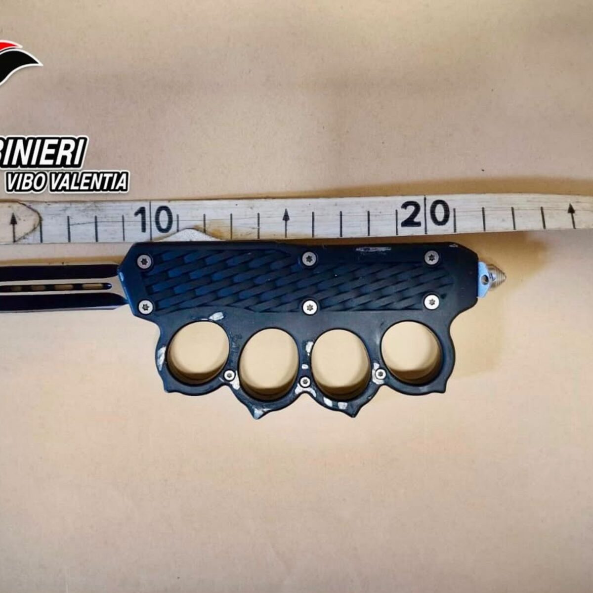 Un coltello sequestrato dai carabinieri a Joppolo e una violazione della sorveglianza speciale