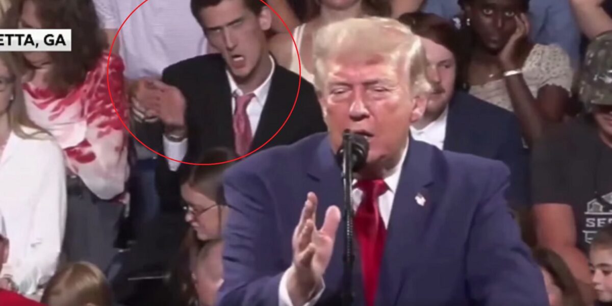 un uomo imita trump al comizio in georgia il video diventa virale da Gazzettadelsud.it un uomo imita trump al comizio in georgia il video diventa virale