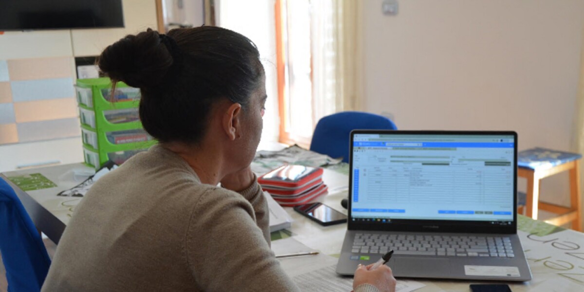 https://assets.gazzettadelsud.it/2026/07/Una-commercialista-prepara-da-casa-un-documento-fiscale-donna-lavoro-1200x600-1785528643.jpg