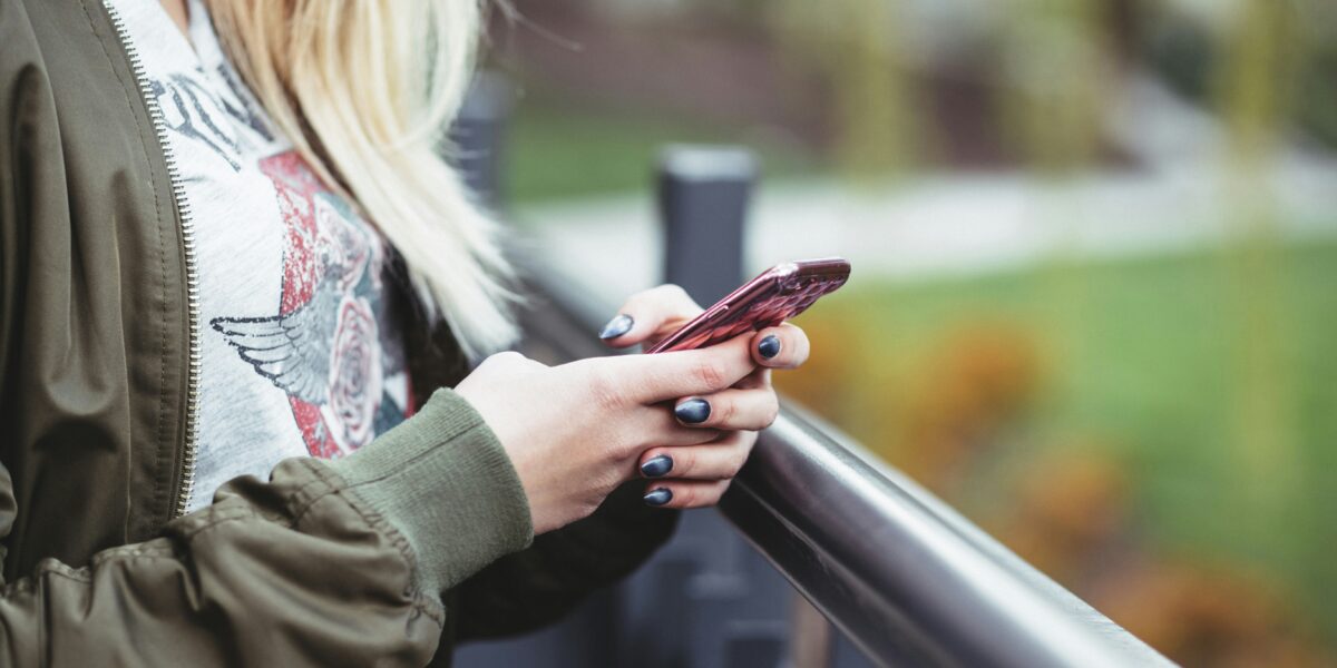https://assets.gazzettadelsud.it/2026/07/Una-ragazza-con-lo-smartphone-1200x600.jpg