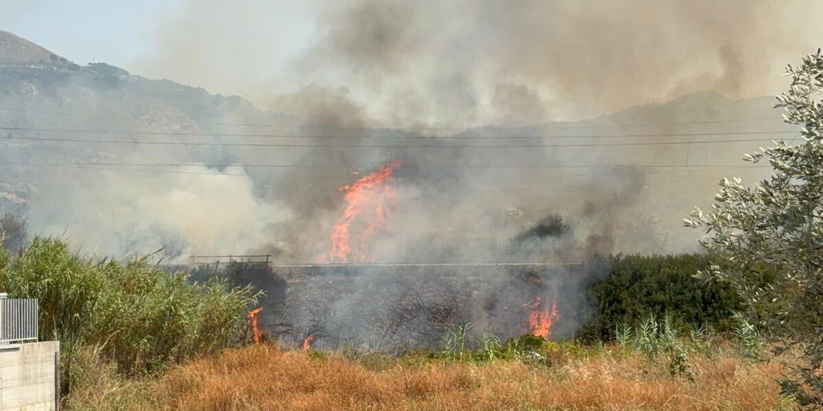 Incendio a Sant'Agata di Militello: residenti in prima linea contro le fiamme a contrada Giancola