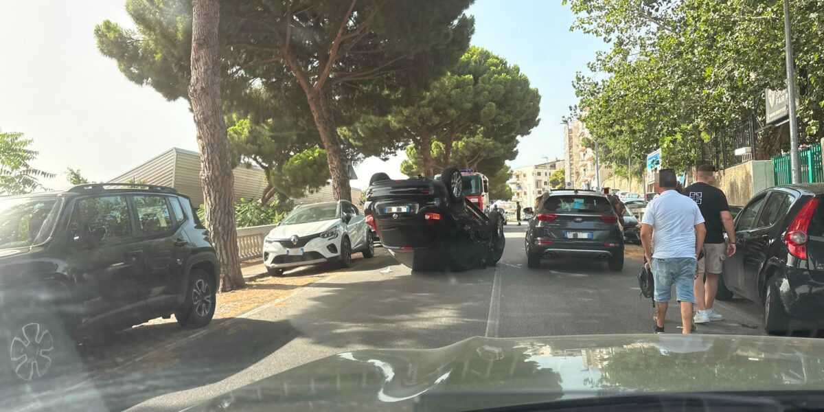 Messina, incidente sulla circonvallazione: auto si ribalta al centro della carreggiata. Traffico in tilt