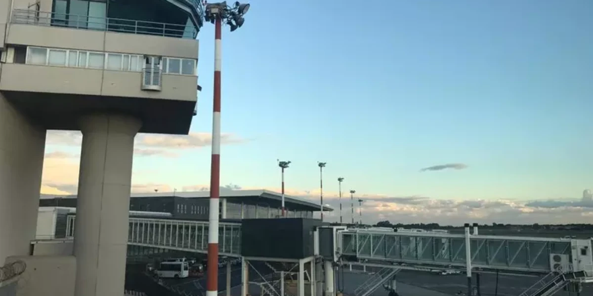 di nuovo cenere dall etna scatta l allerta rossa per i voli ma l aeroporto di catania resta operativo da Gazzettadelsud.it di nuovo cenere dall etna scatta l allerta rossa per i voli ma l aeroporto di catania resta operativo