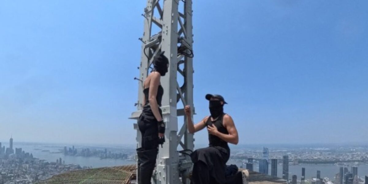 si arrampicano sull empire state building e lui le chiede di sposarla arrestati due russi a new york da Gazzettadelsud.it si arrampicano sull empire state building e lui le chiede di sposarla arrestati due russi a new york