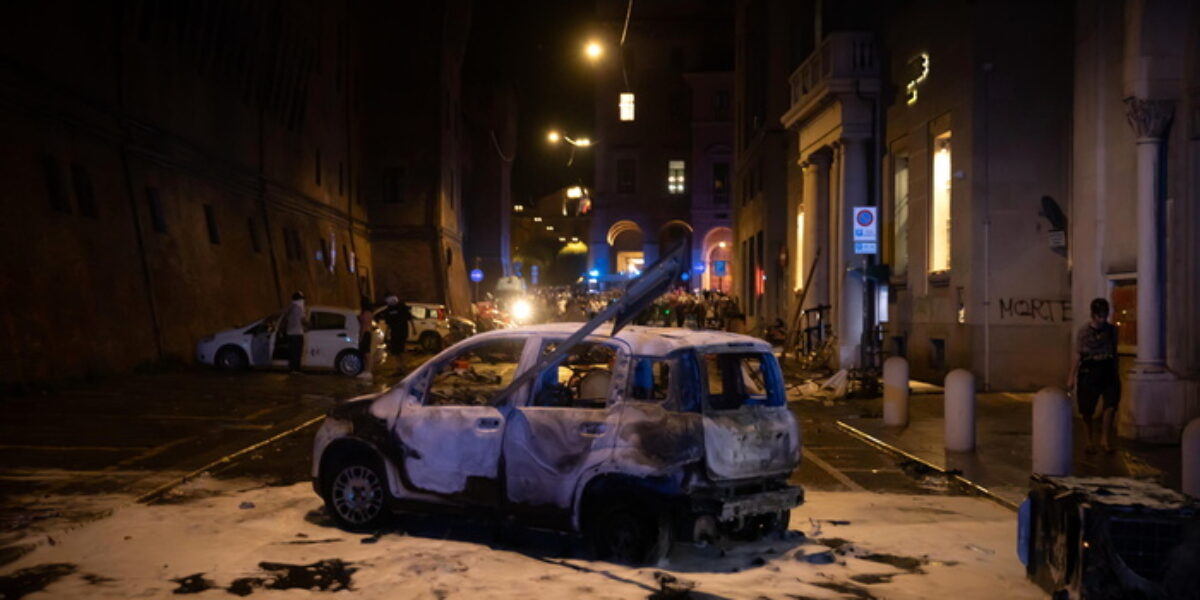 Guerriglia a Bologna fino a tarda notte: incendiata anche un'auto del Comune