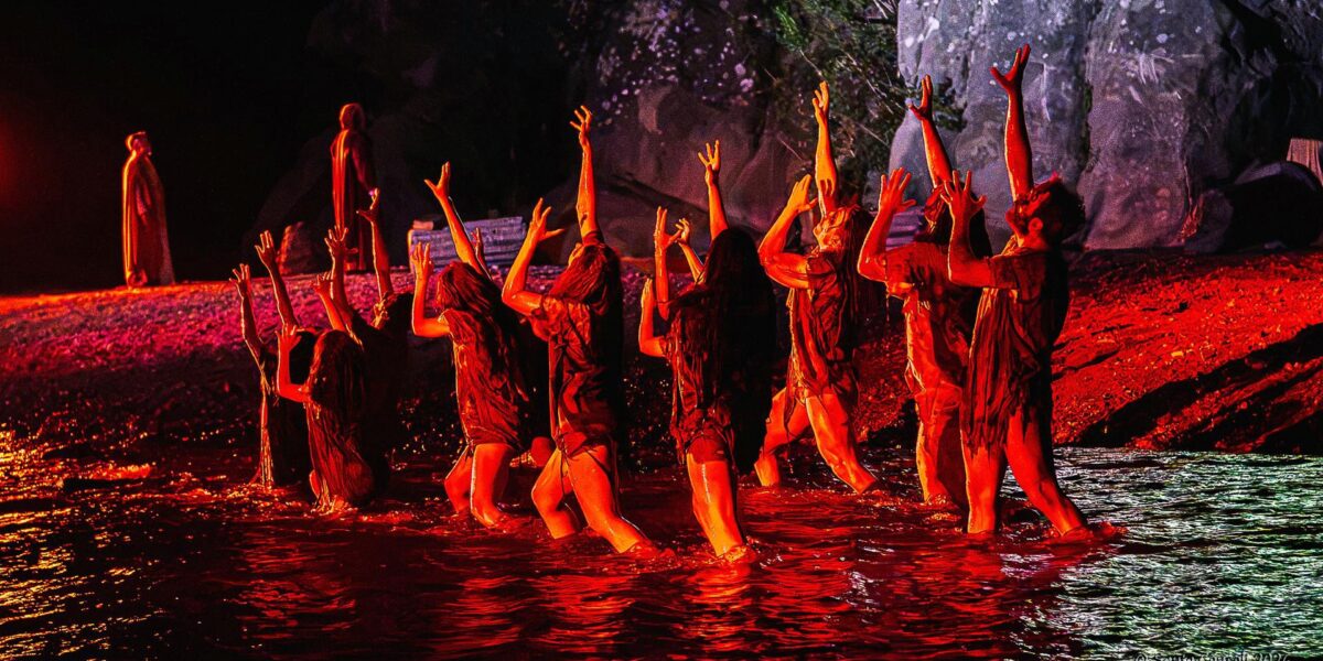 https://assets.gazzettadelsud.it/2026/07/c-Laffascinante-mescolanza-tra-ambiente-naturale-e-luci-teatrali--1200x600.jpg