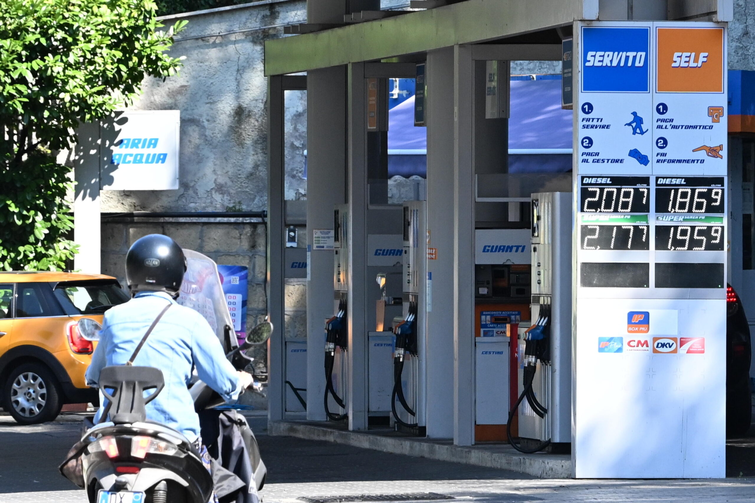In Calabria il pieno più caro d’Italia: la mobilità è la nuova emergenza sociale