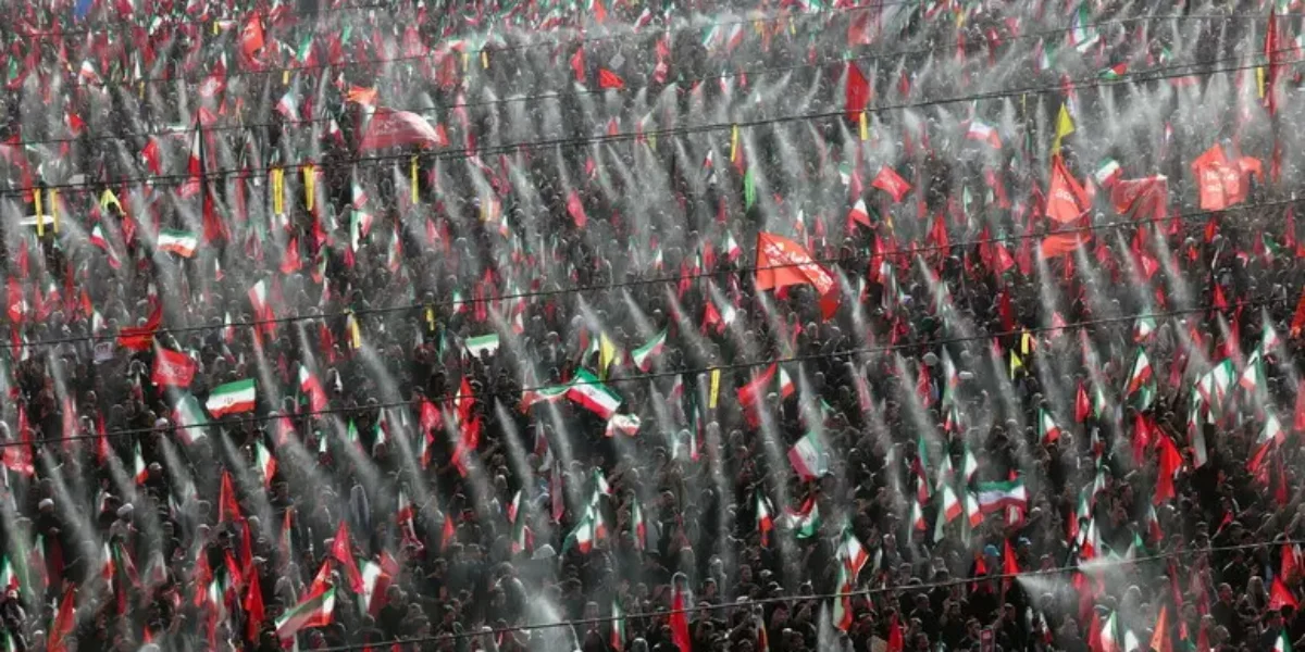 a teheran il corteo funebre per la guida suprema ali khamenei la bara in processione per le strade della citt224 da Gazzettadelsud.it a teheran il corteo funebre per la guida suprema ali khamenei la bara in processione per le strade della citt224