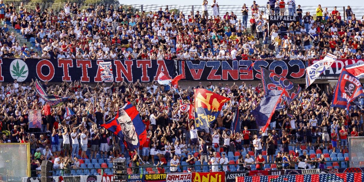 https://assets.gazzettadelsud.it/2026/07/cosenza-curva-tifosi-1200x600.jpg