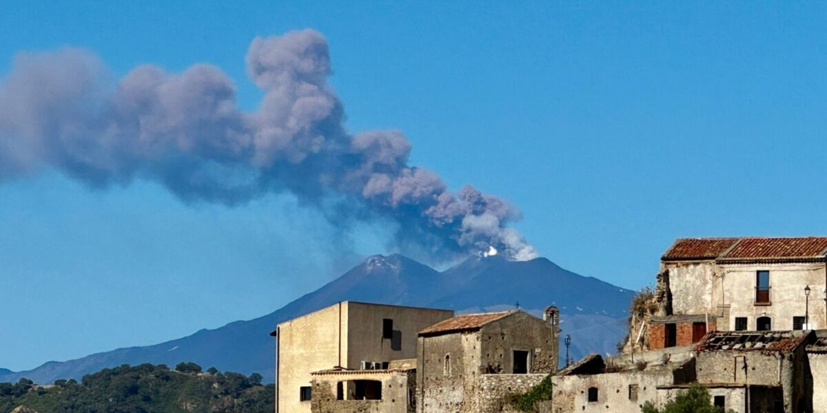 etna cresce il tremore continua l attivit224 vulcanica da Gazzettadelsud.it etna cresce il tremore continua l attivit224 vulcanica