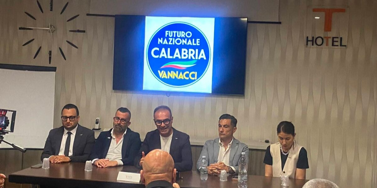 Partecipanti a una riunione di Futuro Nazionale in Calabria