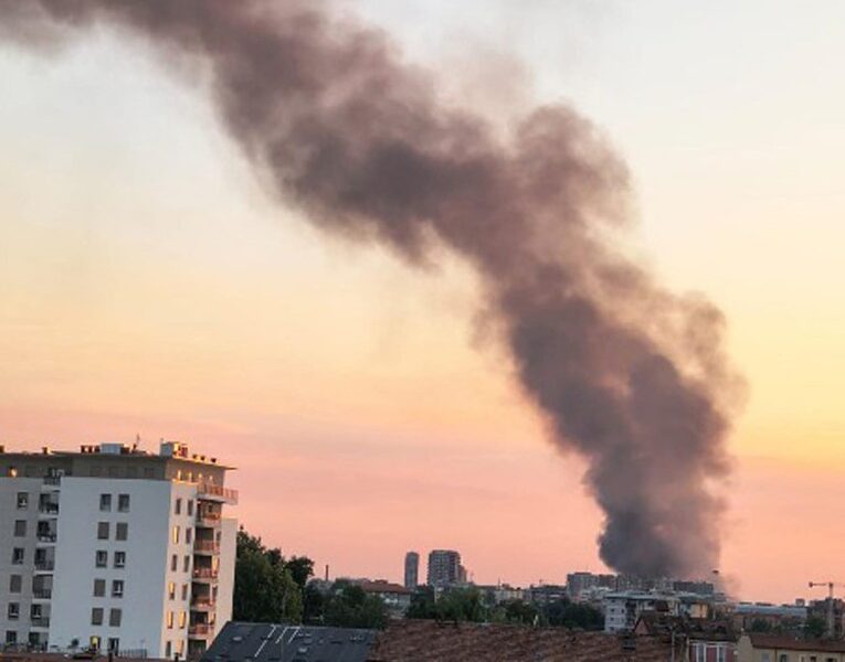 vasto incendio nel deposito bartolini a milano alta colonna di fumo nero scatta l allerta foto da Gazzettadelsud.it vasto incendio nel deposito bartolini a milano alta colonna di fumo nero scatta l allerta foto