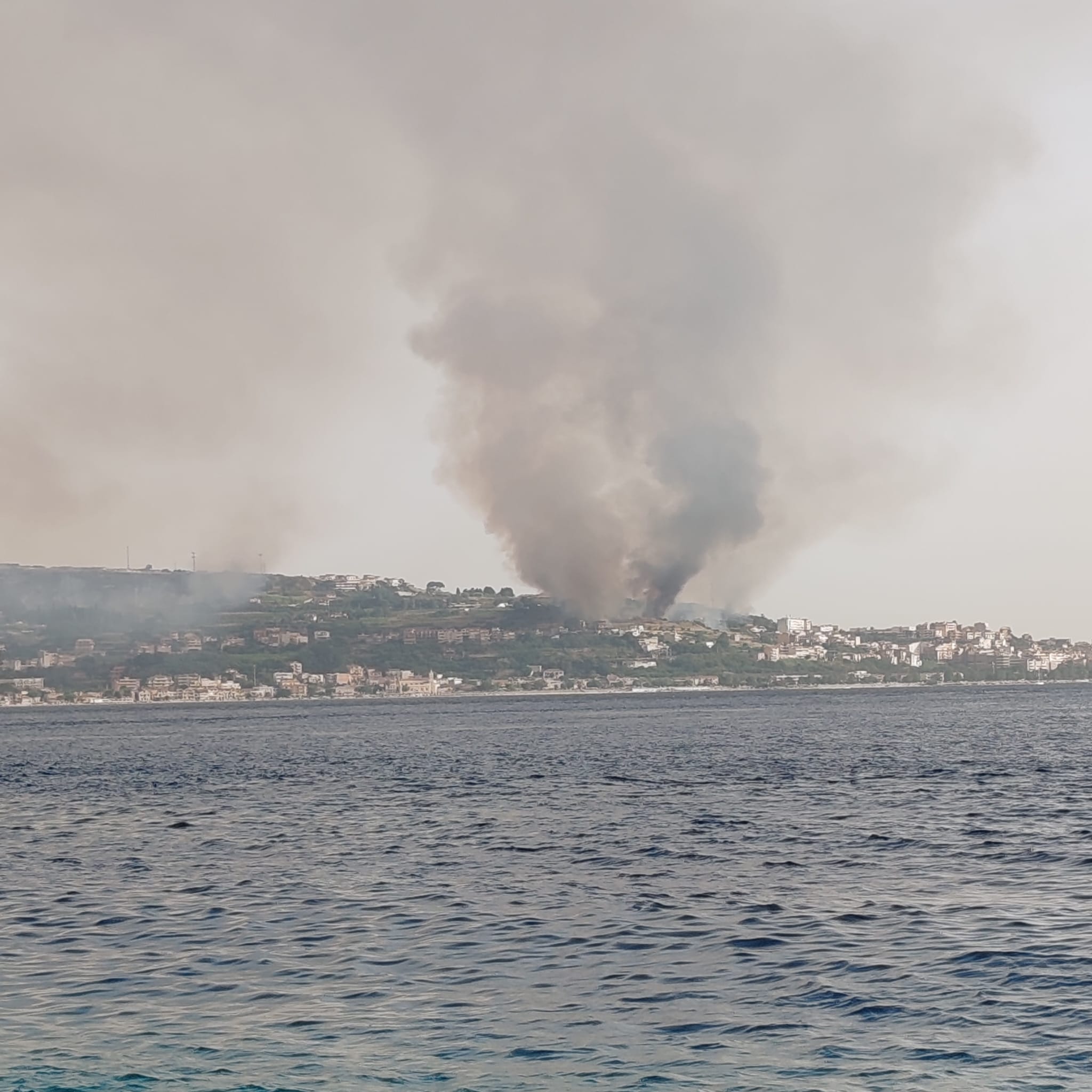 Incendio a Villa San Giovanni, le fiamme lambiscono alcune abitazioni