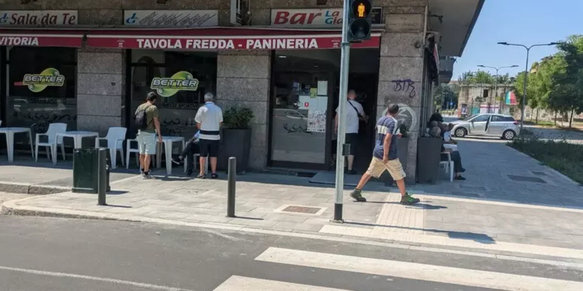 https://assets.gazzettadelsud.it/2026/07/milano-uomo-accoltellato-1200x600.webp