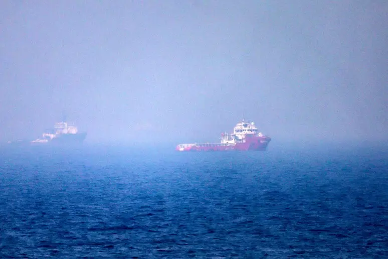 Petroliera nel Golfo Persico durante operazioni militari, fumo e tensione nello stretto di Hormuz, immagine di approfondimento