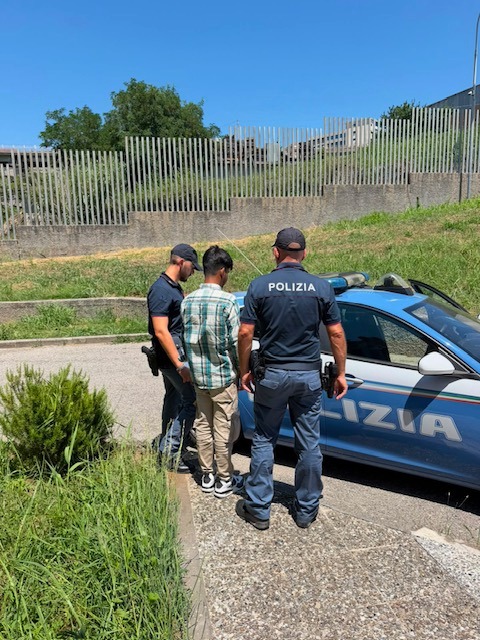 Crotone, respinta la richiesta di protezione internazionale: cittadino straniero trasferito al Cpr di Potenza