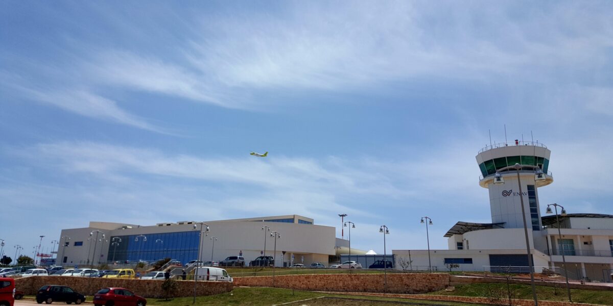 paura sul volo lampedusa catania l aereo rientra dopo l allarme incendio da Gazzettadelsud.it paura sul volo lampedusa catania l aereo rientra dopo l allarme incendio