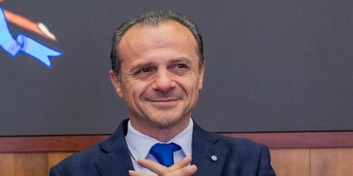 https://assets.gazzettadelsud.it/2026/08/Cateno-De-Luca-1200x600-1788121425.jpg