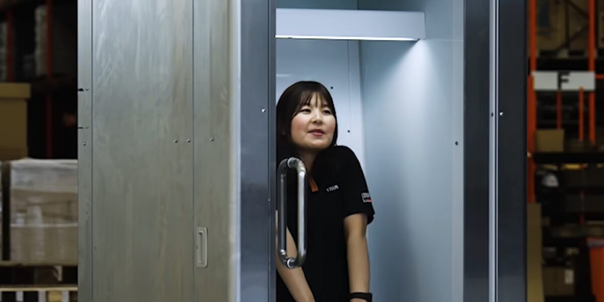 giappone arriva il frigorifero umano cabina a 5 gradi per i lavoratori video da Gazzettadelsud.it giappone arriva il frigorifero umano cabina a 5 gradi per i lavoratori video