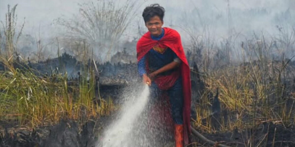 vestito da superman spegne incendi il 17enne indonesiano star del web il governo lo nomina eroe da Gazzettadelsud.it vestito da superman spegne incendi il 17enne indonesiano star del web il governo lo nomina eroe