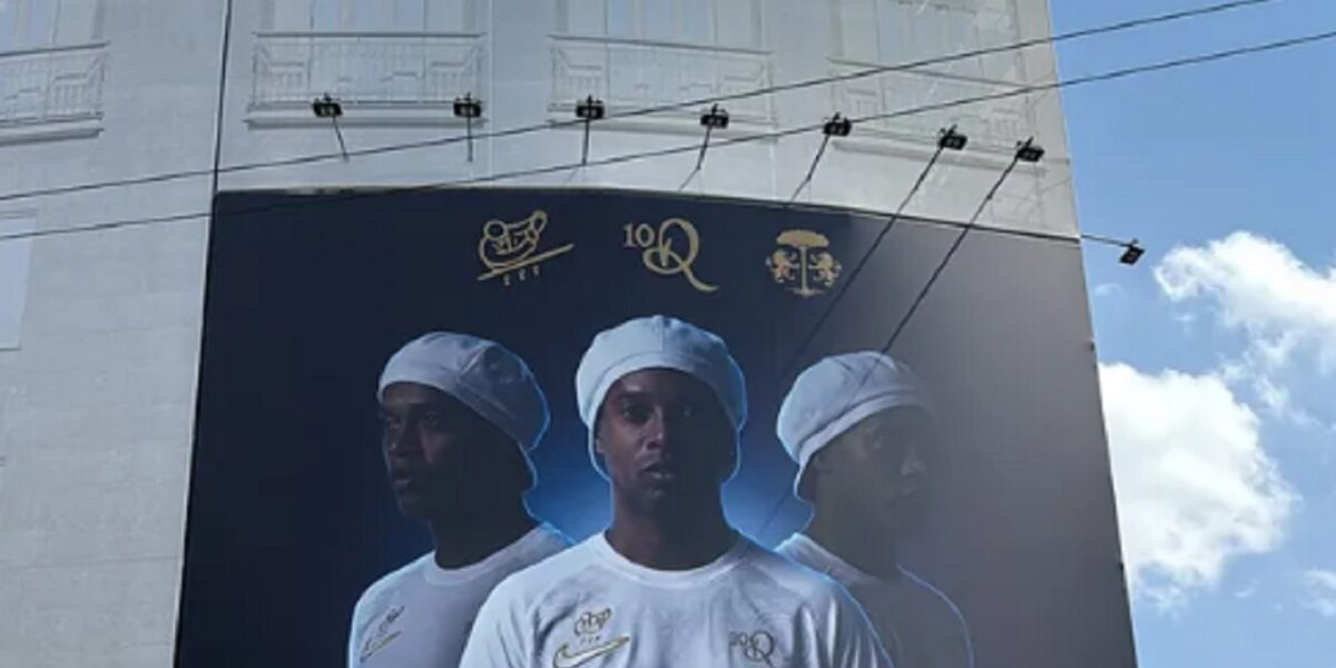 ronaldinho sbarca in italia ravenna abbraccia la sua leggenda da Gazzettadelsud.it ronaldinho sbarca in italia ravenna abbraccia la sua leggenda