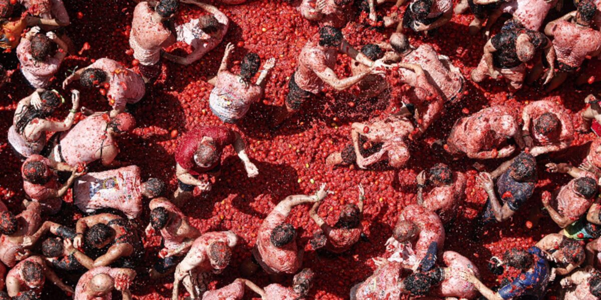 un8217ora di battaglia e 150mila chili di pomodori il paese che ogni agosto diventa un fiume rosso torna la tomatina di bu241ol da Gazzettadelsud.it un8217ora di battaglia e 150mila chili di pomodori il paese che ogni agosto diventa un fiume rosso torna la tomatina di bu241ol