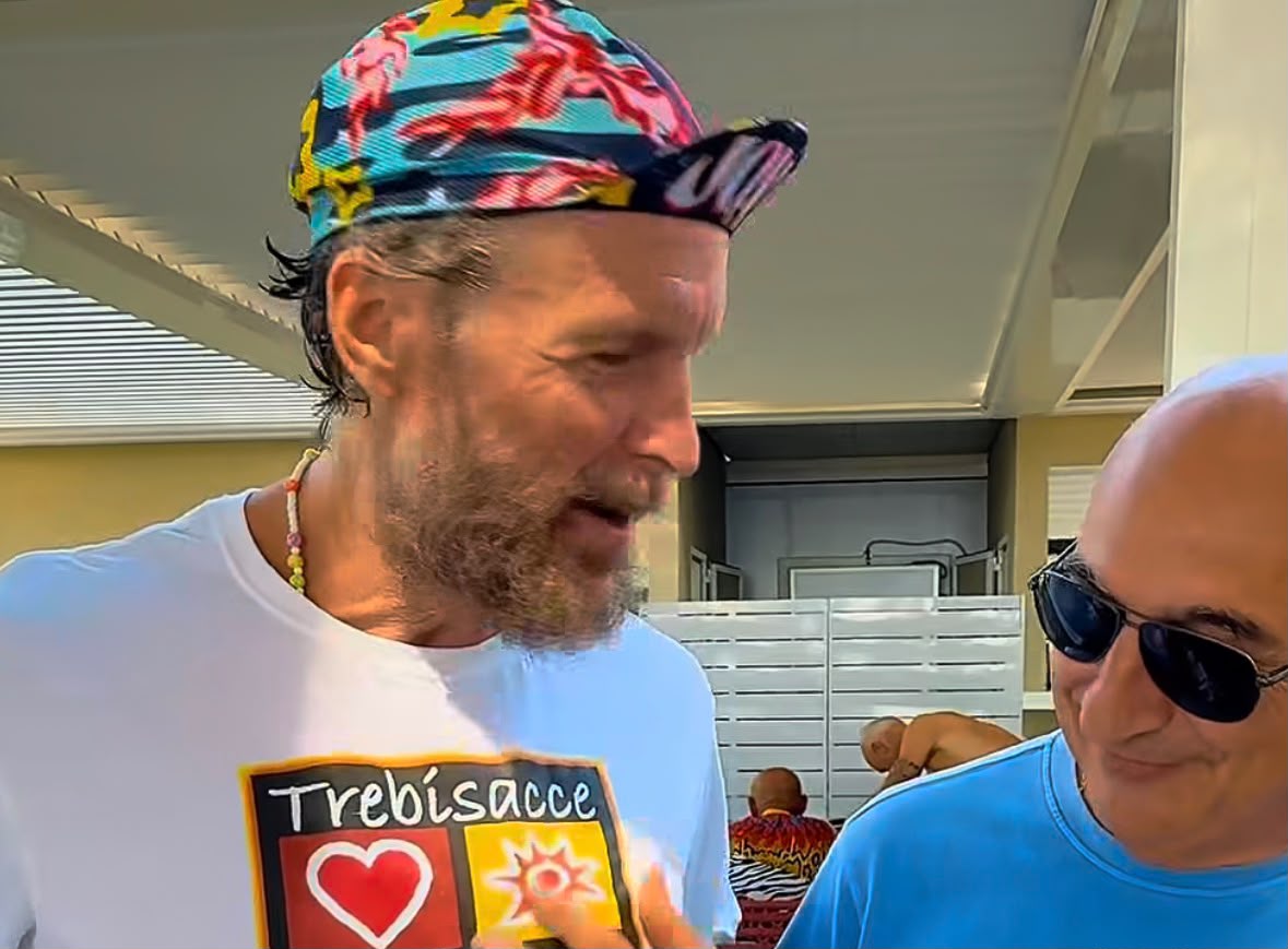 Jovanotti si gode la Calabria in bici, il benvenuto di Occhiuto: «Si sta innamorando»