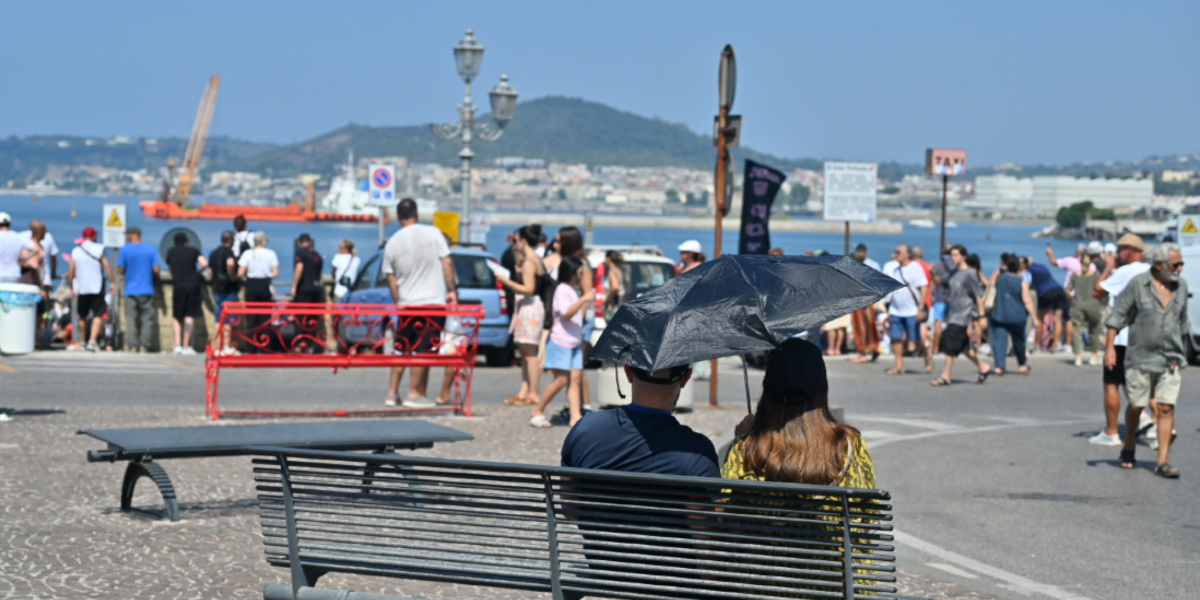 https://assets.gazzettadelsud.it/2026/08/campi-flegrei-manifestazione-porto-1200x600.png