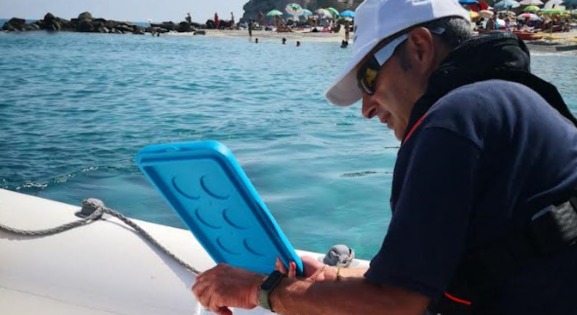 Schiume e chiazze in mare in Calabria. Arpacal: «Fenomeni da valutare con i dati»