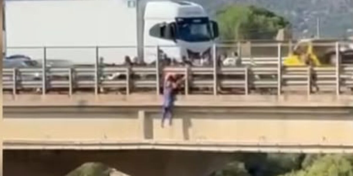 casteldaccia tenta di lasciarsi cadere da un ponte militare della brigata aosta lo salva da Gazzettadelsud.it casteldaccia tenta di lasciarsi cadere da un ponte militare della brigata aosta lo salva
