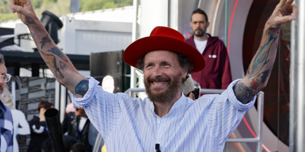 jovanotti pedala verso catanzaro il jovagir242 fa tappa a matera da Gazzettadelsud.it jovanotti pedala verso catanzaro il jovagir242 fa tappa a matera