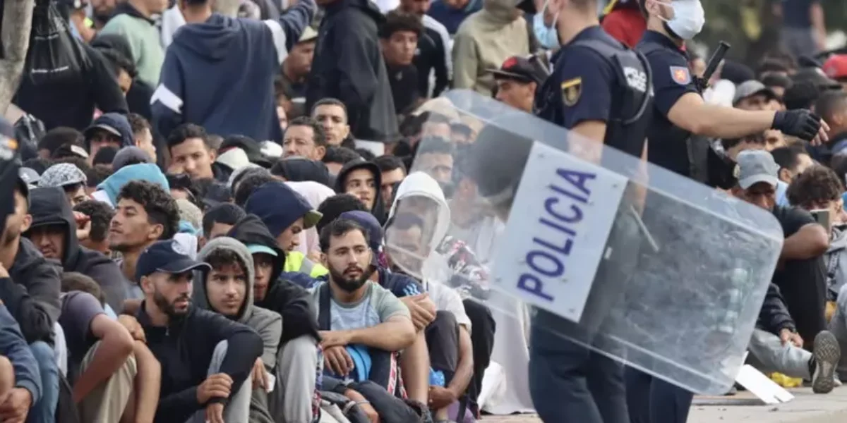 scontri fra migranti a ceuta polizia spara in aria per disperdere la ressa da Gazzettadelsud.it scontri fra migranti a ceuta polizia spara in aria per disperdere la ressa