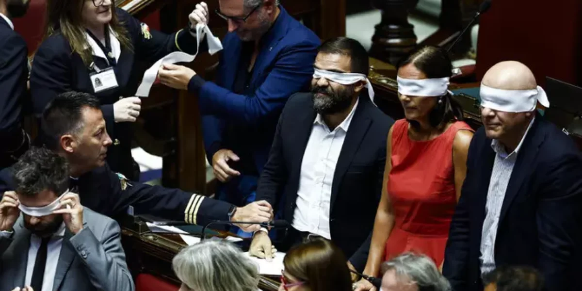 https://assets.gazzettadelsud.it/2026/08/protesta-parlamento-caso-delmastro-1200x600.webp
