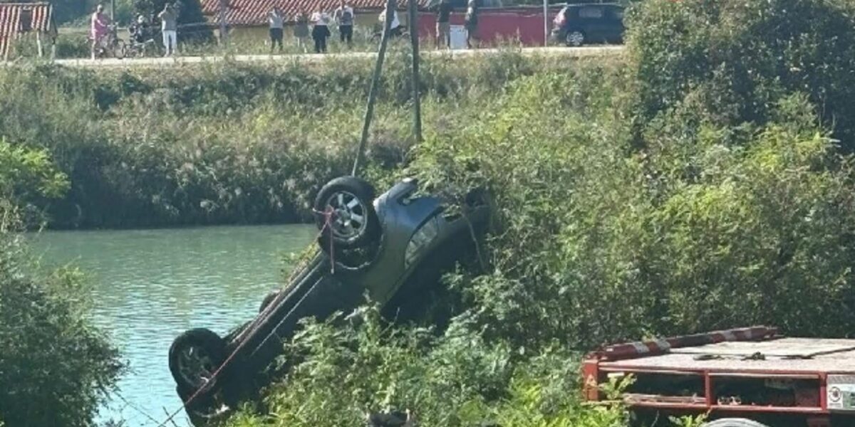 ripescata l auto nel fiume livenza a venezia all interno un uomo e due cani da Gazzettadelsud.it ripescata l auto nel fiume livenza a venezia all interno un uomo e due cani