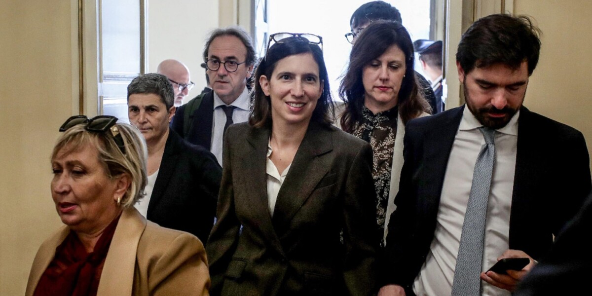 https://assets.gazzettadelsud.it/2026/09/Elly-Schlein-ospite-della-cerimonia-in-occasione-del-120-anniversario-di-fondazione-della-Confederazione-Generale-Italiana-del-Lavoro-CGIL-presso-il-Teatro-alla-Scala-a-Milano-scaled-1200x600-1790797403.jpg