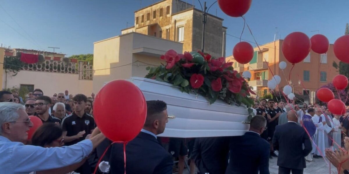 un paese intero per l addio a lorena isceri cammini nella luce da Gazzettadelsud.it un paese intero per l addio a lorena isceri cammini nella luce
