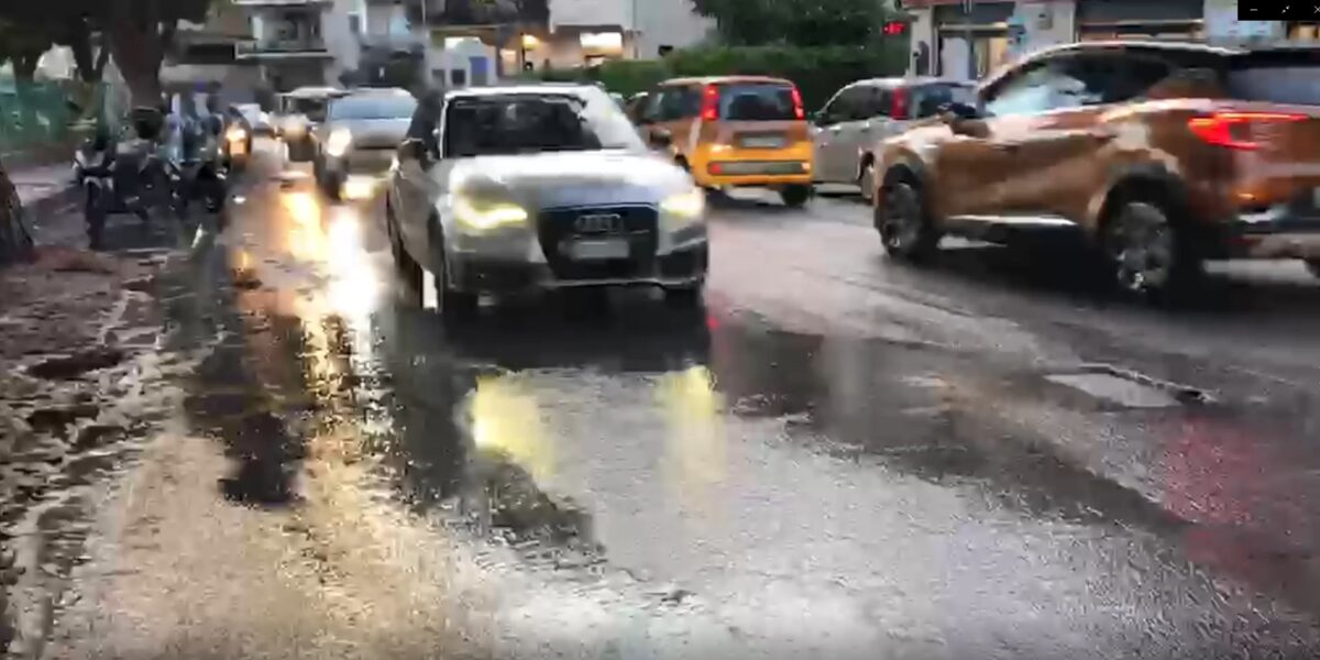 Messina, acqua sgorga dall’asfalto in via Nuova Panoramica: carreggiata allagata