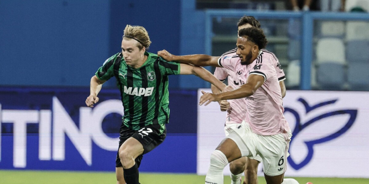 https://assets.gazzettadelsud.it/2026/09/Sassuolos-Kristian-Thorstvedt-L-and-Juventus-Lloyd-Kelly-in-action-during-the-Italian-Serie-A-soccer-match-US-Sassuolo-vs-Juventus-FC-at-Mapei-Stadium-in-Reggio-Emilia-scaled-1200x600-1789332391.jpg