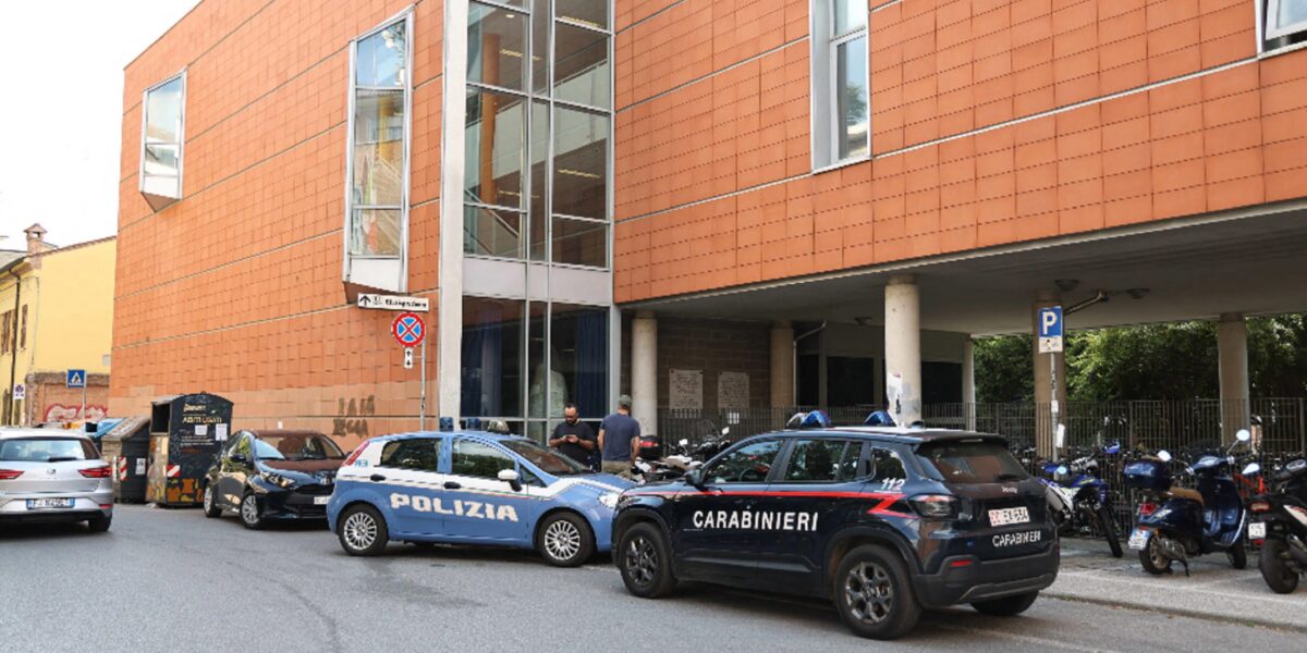 quindicenne ferito a coltellate in una scuola a ferrara arrestato un giovane maggiorenne da Gazzettadelsud.it quindicenne ferito a coltellate in una scuola a ferrara arrestato un giovane maggiorenne