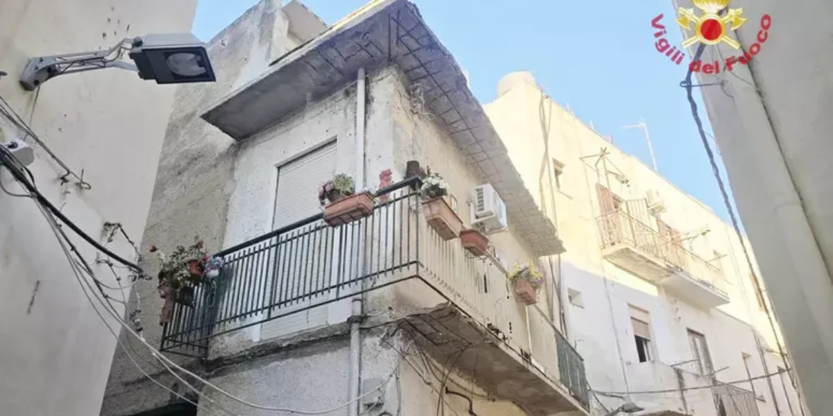 crolla il balcone di un abitazione a mazara del vallo muore la proprietaria da Gazzettadelsud.it crolla il balcone di un abitazione a mazara del vallo muore la proprietaria