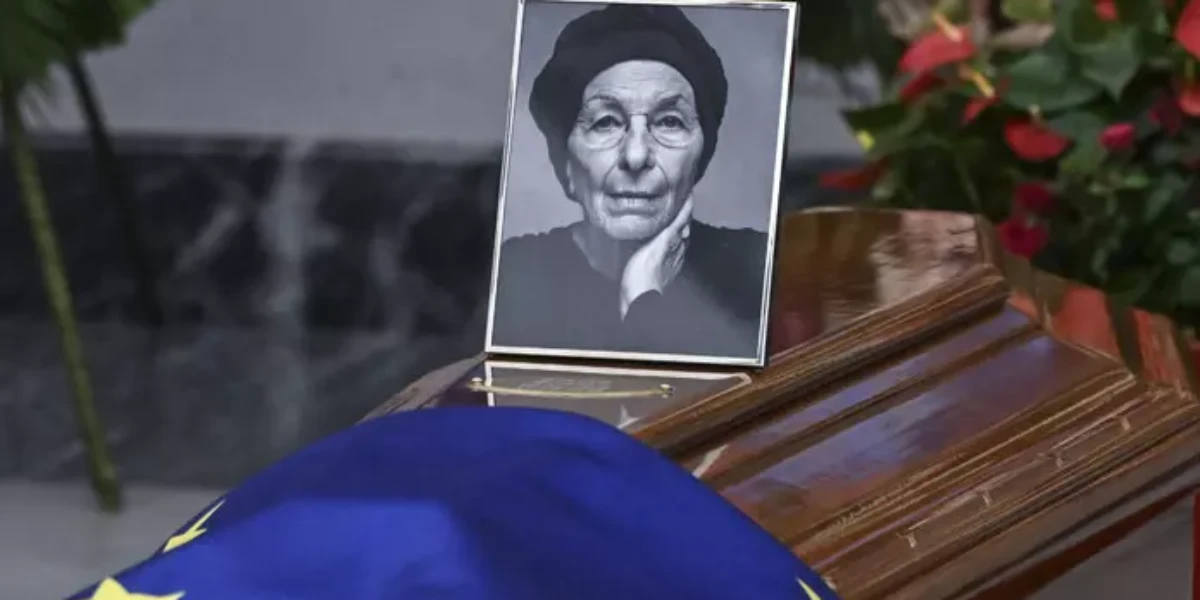 bagno di folla e omaggio della politica per emma bonino il feretro in campidoglio accolto dal picchetto d8217onore da Gazzettadelsud.it bagno di folla e omaggio della politica per emma bonino il feretro in campidoglio accolto dal picchetto d8217onore