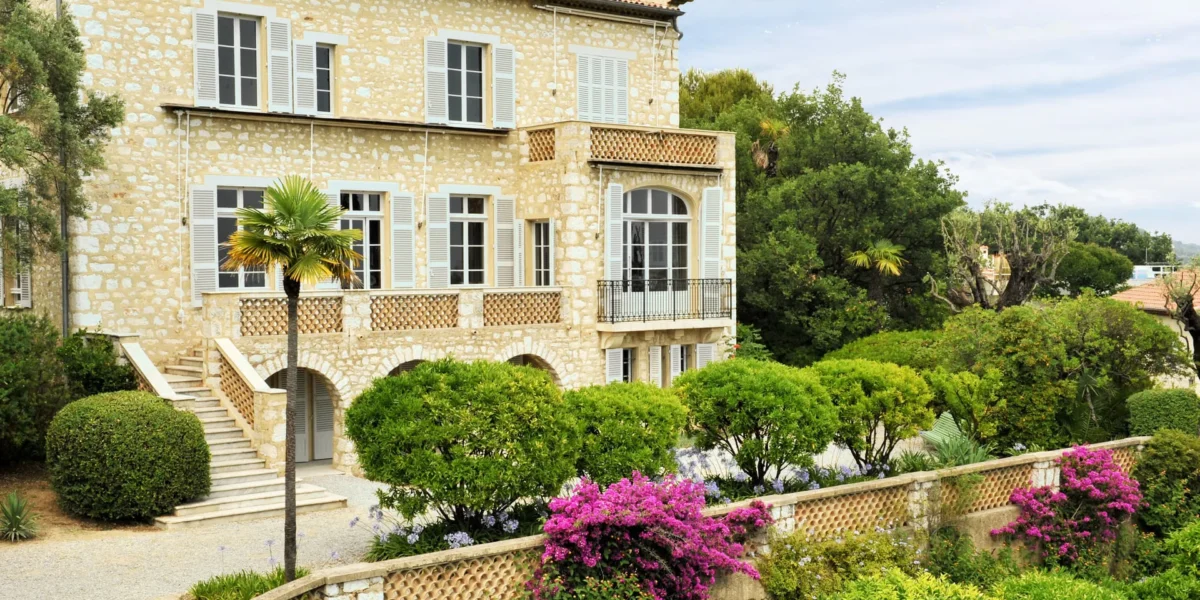 https://assets.gazzettadelsud.it/2026/09/cagnessurmermuseerenoir-cagnessurmer-1-1-1200x600.webp