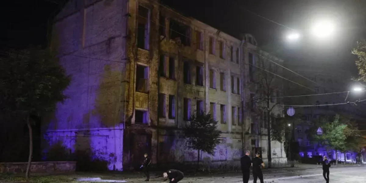 kiev forti esplosioni nella notte incendio in un edificio frammenti di razzo nel cortile di una casa da Gazzettadelsud.it kiev forti esplosioni nella notte incendio in un edificio frammenti di razzo nel cortile di una casa