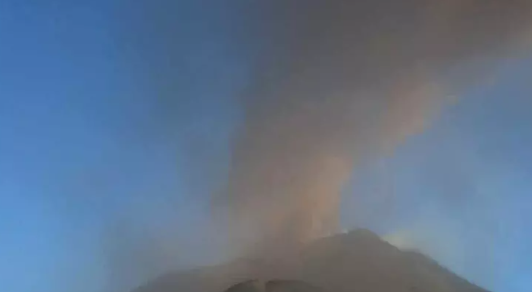 etna nube di cenere alta 4 chilometri vona rosso per l8217attivit224 ai crateri sommitali da Gazzettadelsud.it etna nube di cenere alta 4 chilometri vona rosso per l8217attivit224 ai crateri sommitali