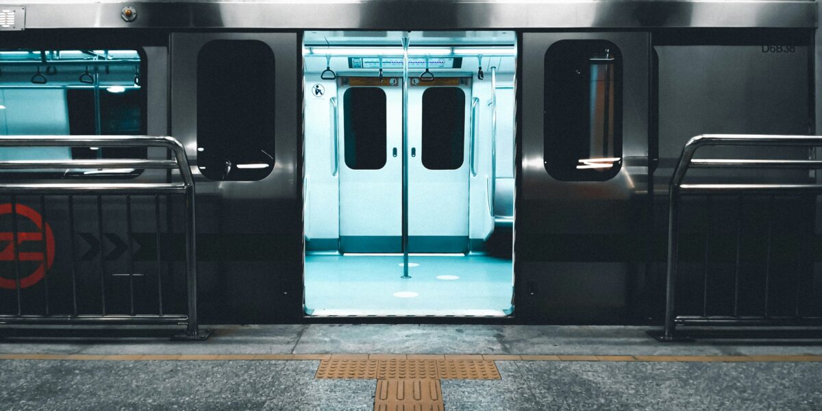 roma uomo morto investito da un treno della metro b alla garbatella da Gazzettadelsud.it roma uomo morto investito da un treno della metro b alla garbatella
